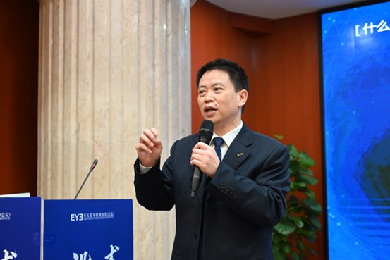 譚吉林進(jìn)行科普講座。重慶愛(ài)爾眼科醫(yī)院總院供圖