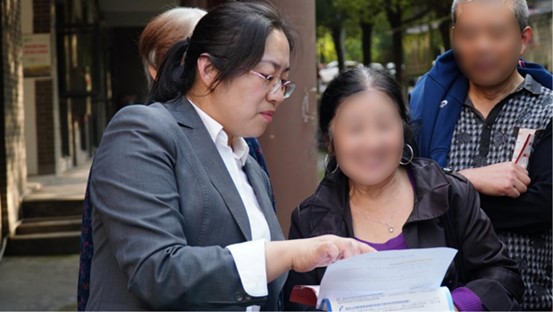 工作人員向居民介紹“重慶渝快?！眱?nèi)容。重慶渝快保服務(wù)中心供圖