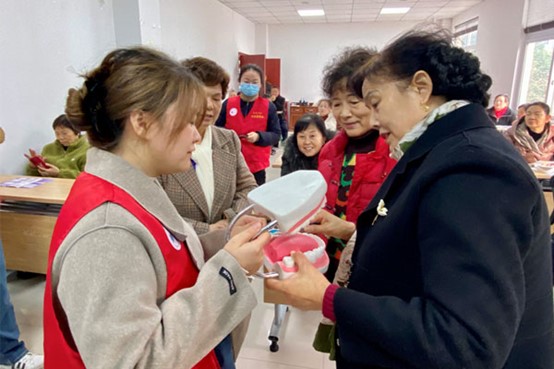 健康宣講。重醫(yī)附屬口腔醫(yī)院供圖