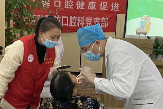 口腔義診。重醫(yī)附屬口腔醫(yī)院供圖
