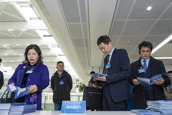 12月19日下午，18名重慶市稅務局特約監(jiān)督員走進重慶兩江新區(qū)政務中心辦稅服務廳，實地了解辦稅窗口設置、稅費爭議調解中心、便民辦稅服務舉措等，體驗辦稅流程，提出納稅服務優(yōu)化建議。郭睿攝