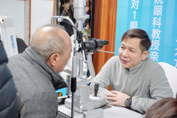 患者現(xiàn)場檢查眼睛。重慶何氏眼科供圖