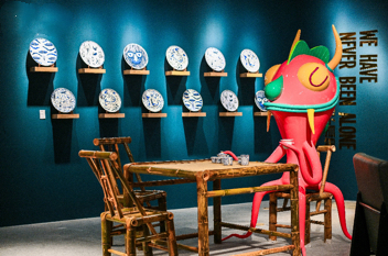 “喝蓋碗茶的Bifrons”雕塑。重慶時代廣場供圖