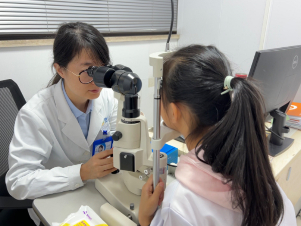 史月麗檢查患者眼部情況。重慶普瑞眼科醫(yī)院供圖