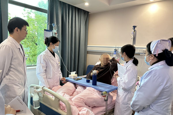 醫(yī)護(hù)臨床查房。兩江新區(qū)人民醫(yī)院供圖