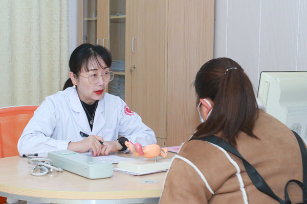 顏耀華坐診現(xiàn)場。重慶安琪兒婦產(chǎn)醫(yī)院供圖