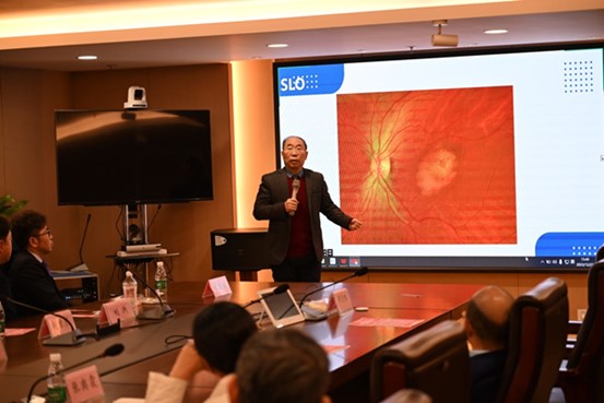 王一上臺(tái)分享。重慶愛爾眼科醫(yī)院總院供圖