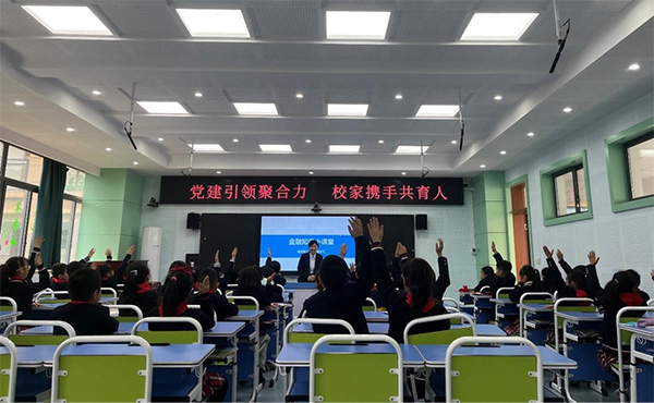 走進學校開展金融宣教。浦發(fā)銀行重慶分行供圖