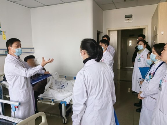 查房中。重慶康心醫(yī)院供圖