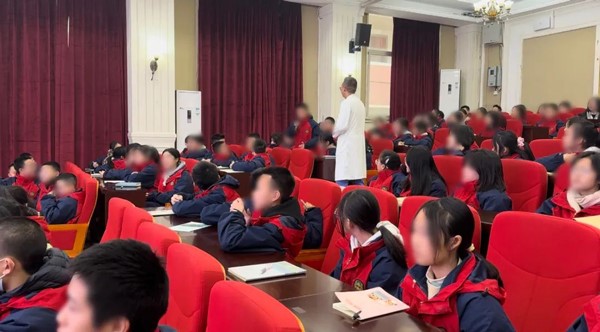 提問現(xiàn)場。重慶小米熊兒童醫(yī)院供圖