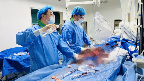 宋明寶（右一）團(tuán)隊(duì)手術(shù)中。重慶西區(qū)醫(yī)院供圖