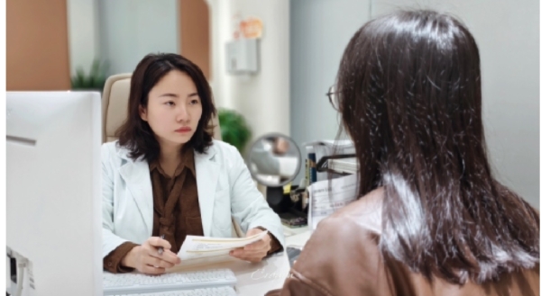 余航美為求美者面診。重慶諾美欣悅（媛頌）醫(yī)療美容診所供圖