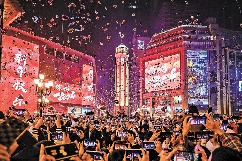 一月一日零點(diǎn)，渝中區(qū)解放碑，上萬市民齊聚解放碑下，聆聽新年鐘聲、放飛氣球，一起迎接新年的到來。記者 尹詩語 見習(xí)記者 李雨恒 攝\視覺重慶