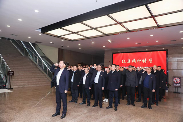 黨員干部重溫入黨誓詞。郵儲(chǔ)銀行重慶分行供圖