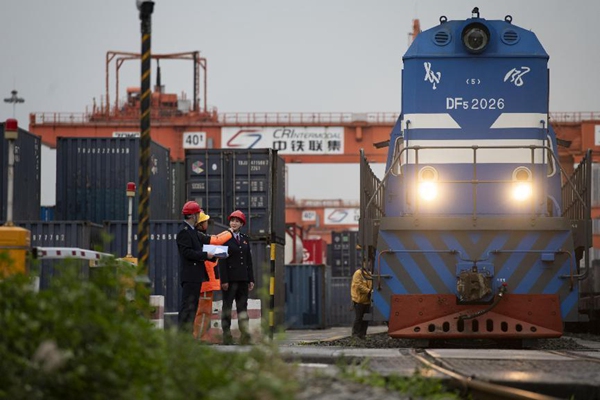 近日，在中歐班列重慶始發(fā)站團(tuán)結(jié)村站，重慶市稅務(wù)局“稅護(hù)航”國(guó)際化稅務(wù)人才團(tuán)隊(duì)走訪(fǎng)中鐵聯(lián)合國(guó)際集裝箱有限公司重慶分公司，宣傳相關(guān)稅費(fèi)優(yōu)惠政策，解答企業(yè)涉稅咨詢(xún)。郭睿攝