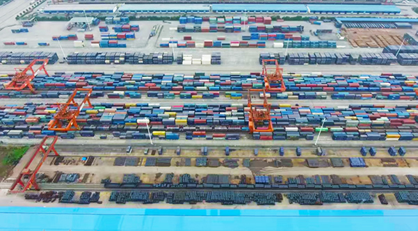 繁忙的多功能口岸。重慶國際物流樞紐園區(qū)供圖