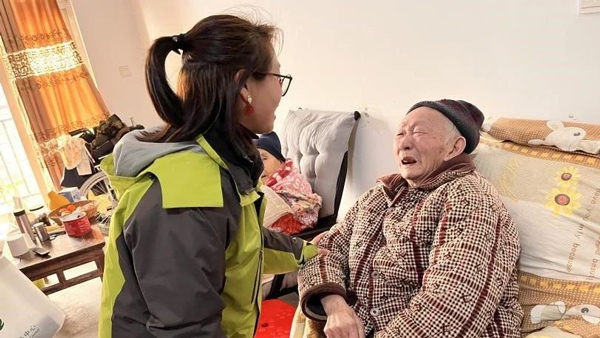 公益團隊走進居民家中進行健康問診。重慶松山醫(yī)院供圖