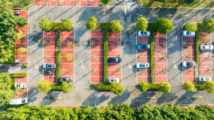 開州區(qū)文峰街道，環(huán)境優(yōu)美又方便實(shí)用的濱湖停車場。王曉宇攝