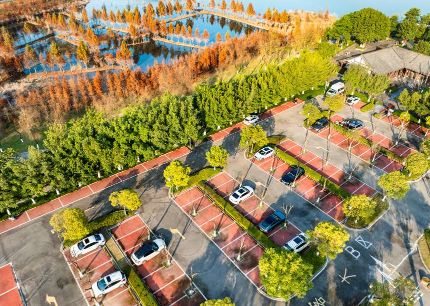 開州區(qū)文峰街道，環(huán)境優(yōu)美又方便實(shí)用的濱湖停車場。王曉宇攝