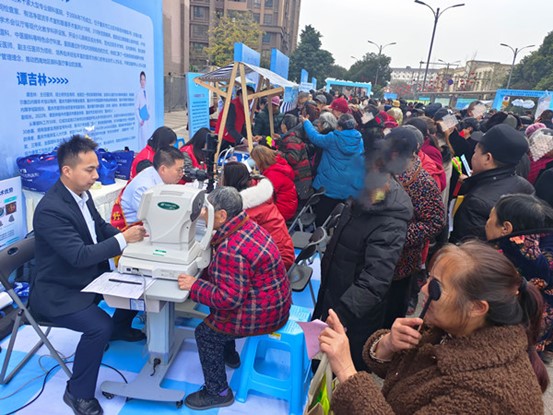 義診現(xiàn)場(chǎng)。重慶愛(ài)爾眼科醫(yī)院總院供圖