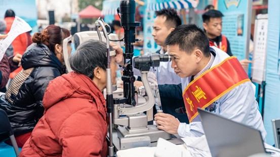 義診現(xiàn)場(chǎng)。重慶愛(ài)爾眼科醫(yī)院總院供圖