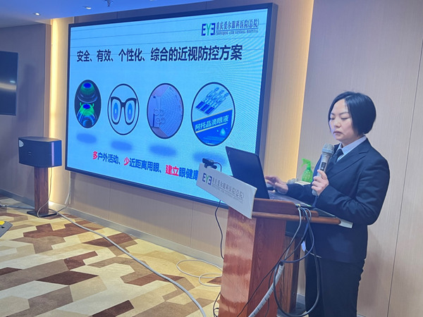 李全蘭進(jìn)行科普講座。重慶愛爾眼科醫(yī)院總院供圖