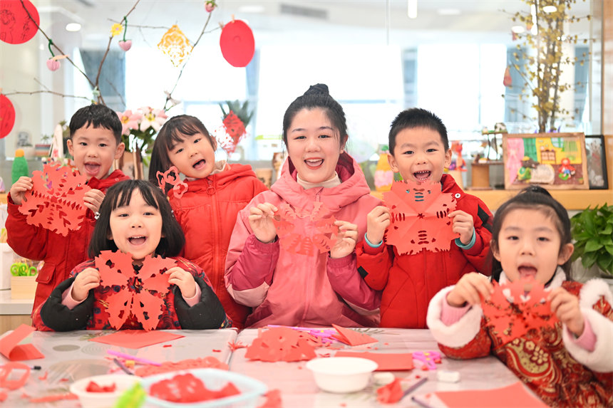 小朋友們展示自己的剪紙作品。郭旭攝