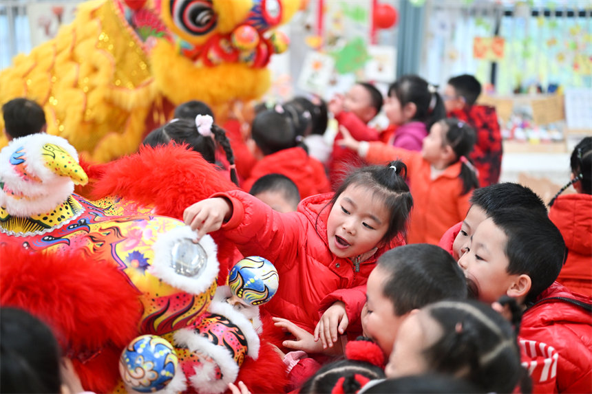 小朋友們與舞獅互動。郭旭攝