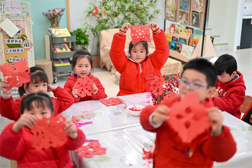 小朋友們展示自己的剪紙作品。郭旭攝