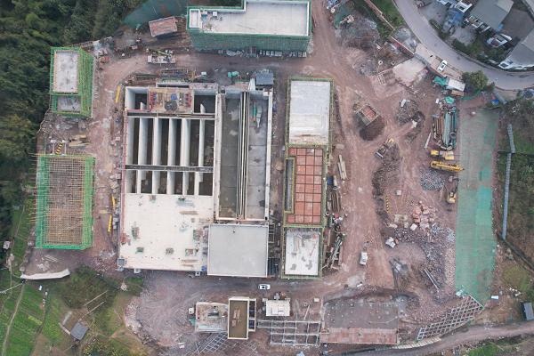 澄江污水處理廠工程項目施工現(xiàn)場。重慶市住房城鄉(xiāng)建委供圖