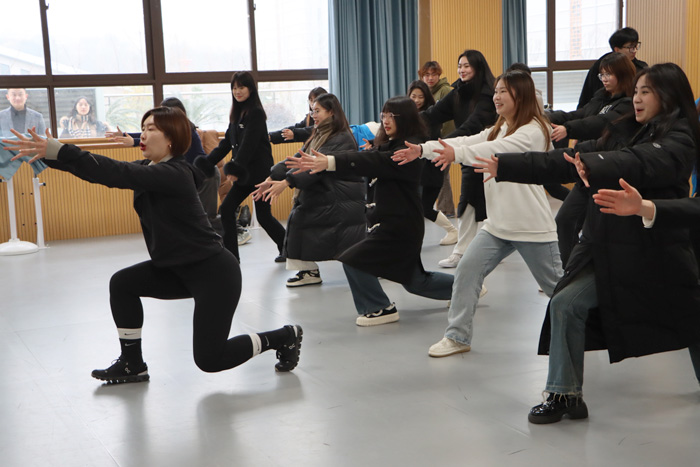 丁方卓老師帶領(lǐng)學(xué)生們跳健身操。北京體育大學(xué)供圖
