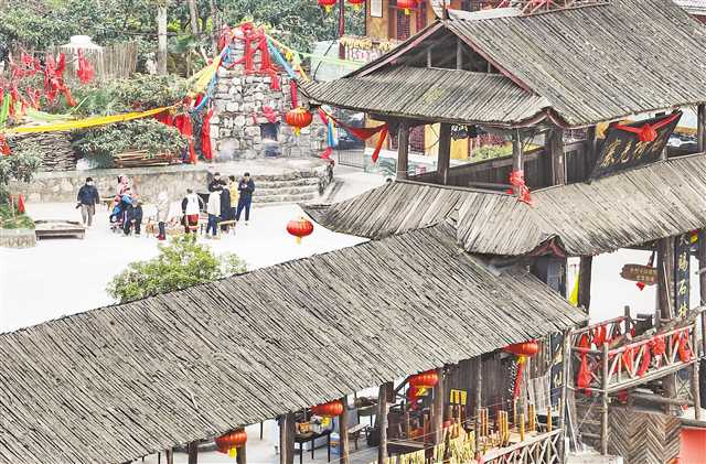 一月十二日，游客在石椅村游玩。