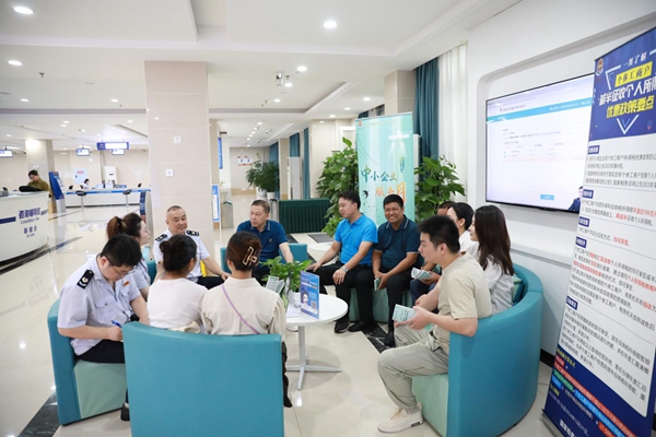 重慶市沙坪壩區(qū)稅務(wù)局邀請(qǐng)稅收營商環(huán)境體驗(yàn)師們走進(jìn)辦稅服務(wù)廳體驗(yàn)辦稅繳費(fèi)流程，征求相關(guān)意見建議。何獻(xiàn)攝