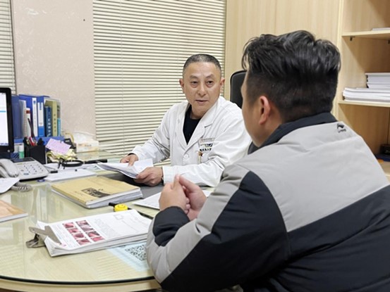 醫(yī)生與患者交流。重慶東大肛腸醫(yī)院供圖