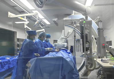 李煒（中）團隊介入手術(shù)中。重慶西區(qū)醫(yī)院供圖