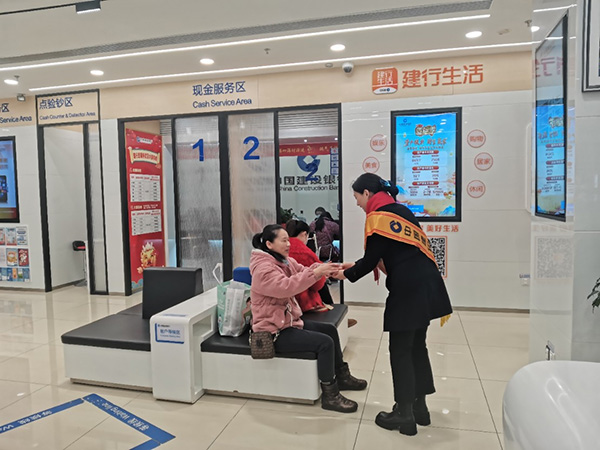 工作人員為市民送上臘八粥。建行重慶市分行供圖