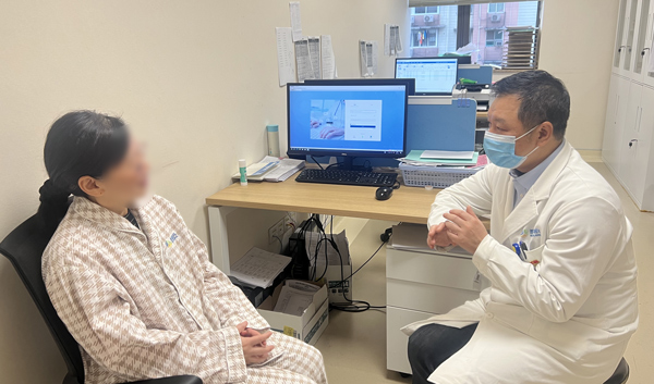 張朝軍為患者介紹眼部的檢查情況。重慶普瑞眼科醫(yī)院供圖