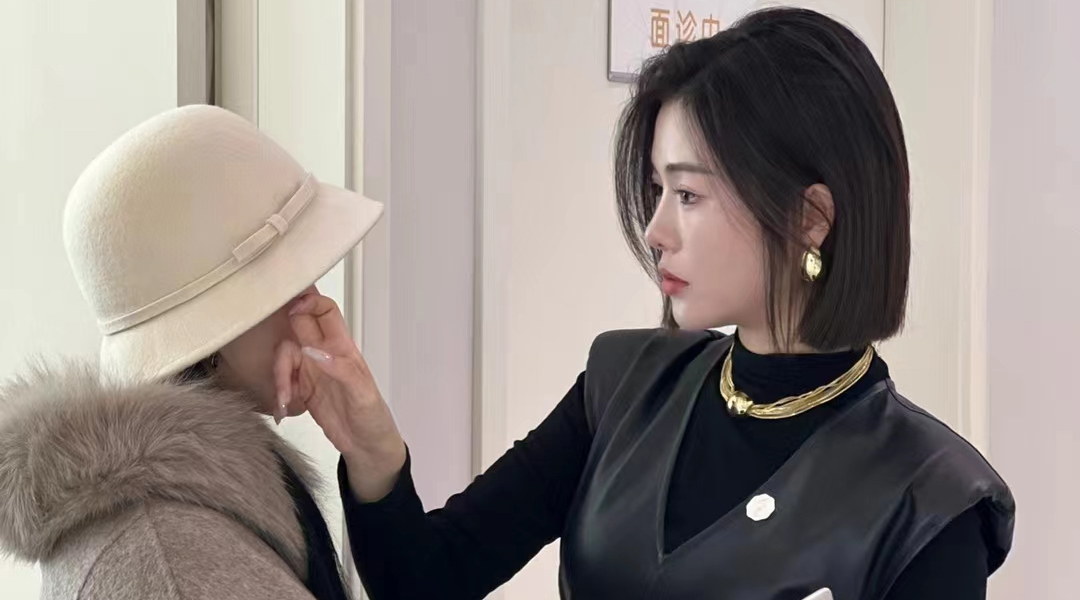 張蕾為求美者面診。重慶諾美欣悅（媛頌）醫(yī)療美容供圖