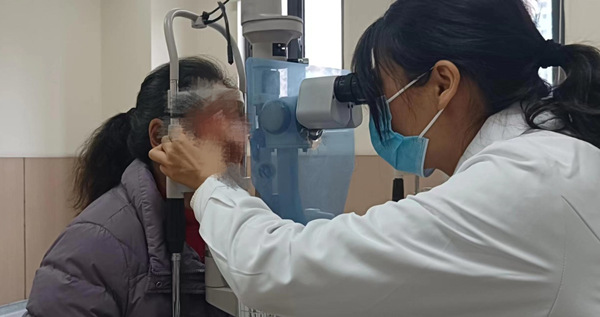 鄭女士在檢查中。重慶愛爾眼科醫(yī)院總院供圖