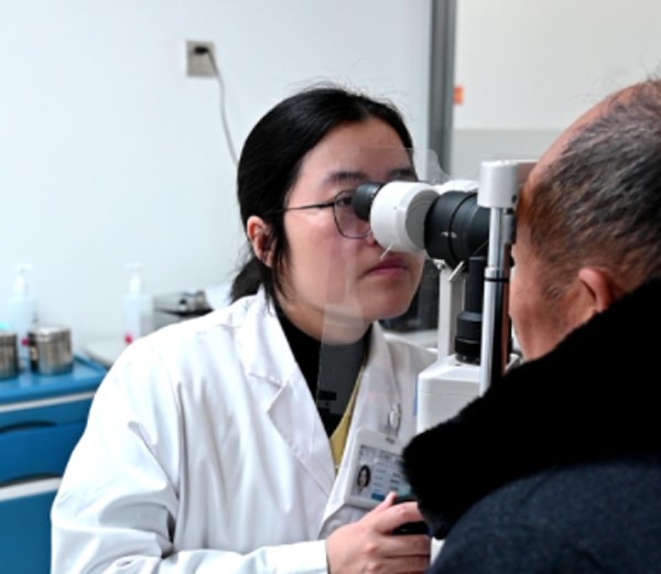 眼底病科醫(yī)生袁詩(shī)曼為患者看診。重慶南坪愛(ài)爾眼科醫(yī)院供圖