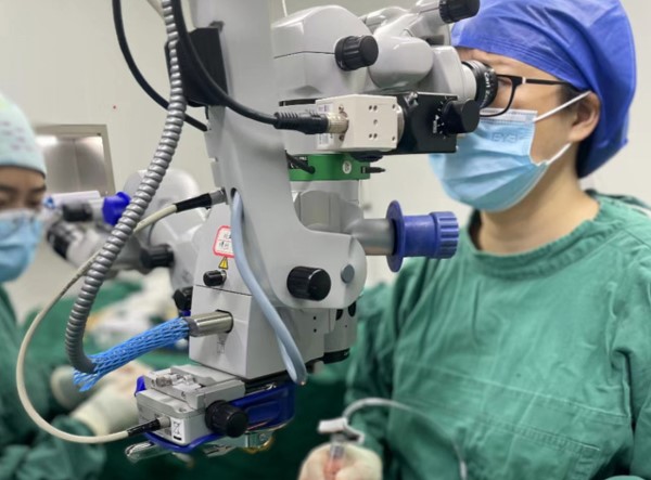 艾玲為患者實(shí)施手術(shù)。重慶南坪愛(ài)爾眼科醫(yī)院供圖