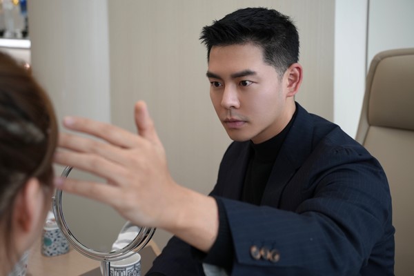 胡然為求美者面診。重慶諾美欣悅（媛頌）醫(yī)療美容供圖