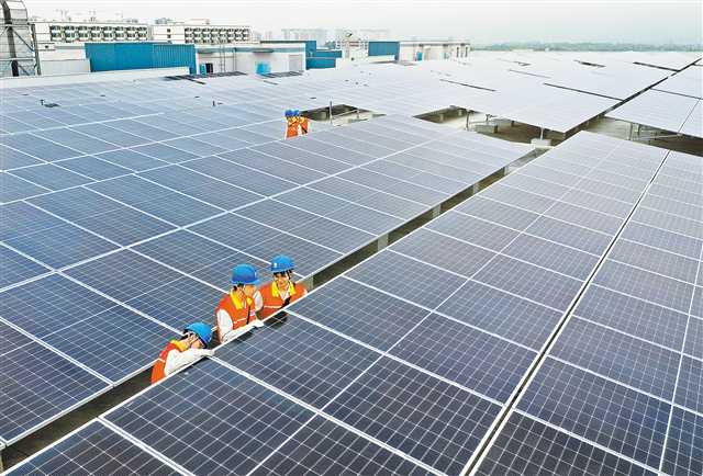 光伏產(chǎn)品　重慶比亞迪鋰電池有限公司光伏發(fā)電區(qū)，運維人員正在巡查。（本報資料圖片）記者 張錦輝 攝\視覺重慶