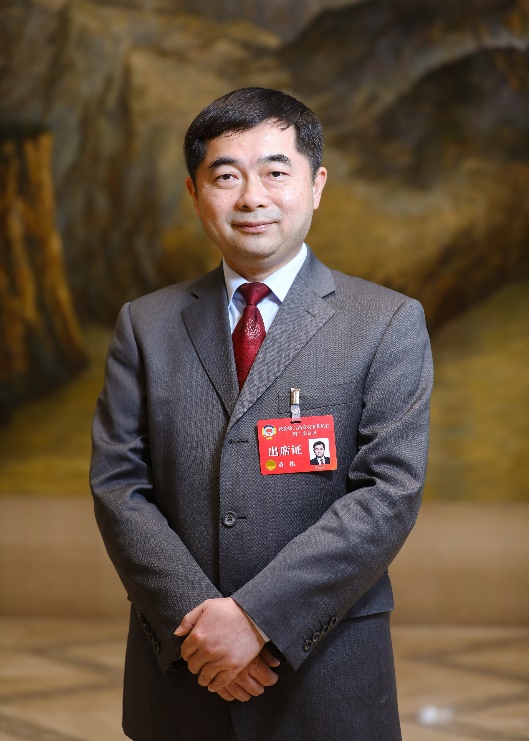 重慶市政協(xié)委員、重慶機(jī)場(chǎng)集團(tuán)總經(jīng)理黃偉。受訪者供圖