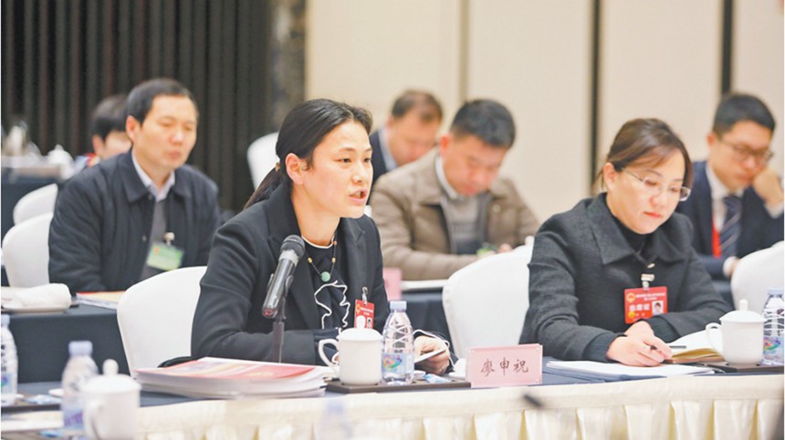 廖申祝代表（前排左一）就加強(qiáng)農(nóng)產(chǎn)品銷售渠道建設(shè)，助力鄉(xiāng)村振興提出建議。記者 羅斌 攝/視覺重慶