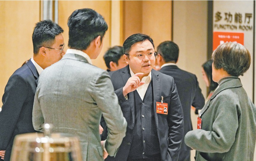 1月22日，市政協(xié)委員在會議間隙展開交流討論。見習(xí)記者 李雨恒 攝/視覺重慶