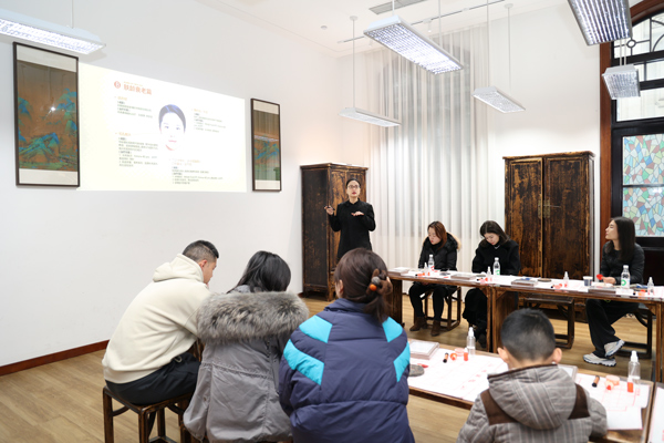 黃靜進(jìn)行科普。重慶銅雀臺整形外科醫(yī)院供圖