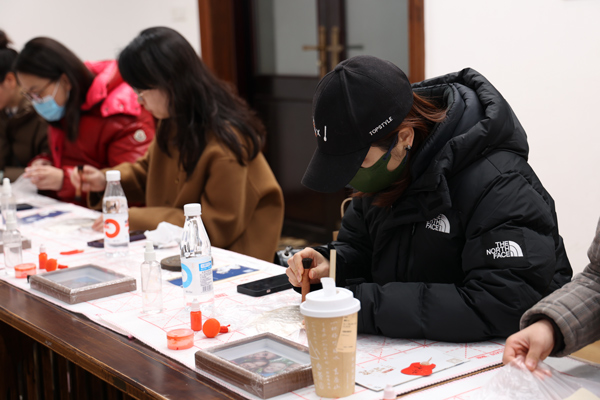 現(xiàn)場嘉賓體驗篆刻。重慶銅雀臺整形外科醫(yī)院供圖