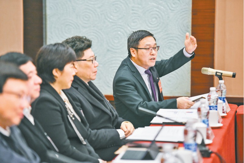 1月23日，在協(xié)商討論市高級(jí)人民法院工作報(bào)告、市人民檢察院工作報(bào)告時(shí)，王興和委員（右一）就涉外法律方面的問(wèn)題提出建議。記者 謝智強(qiáng) 攝/視覺(jué)重慶