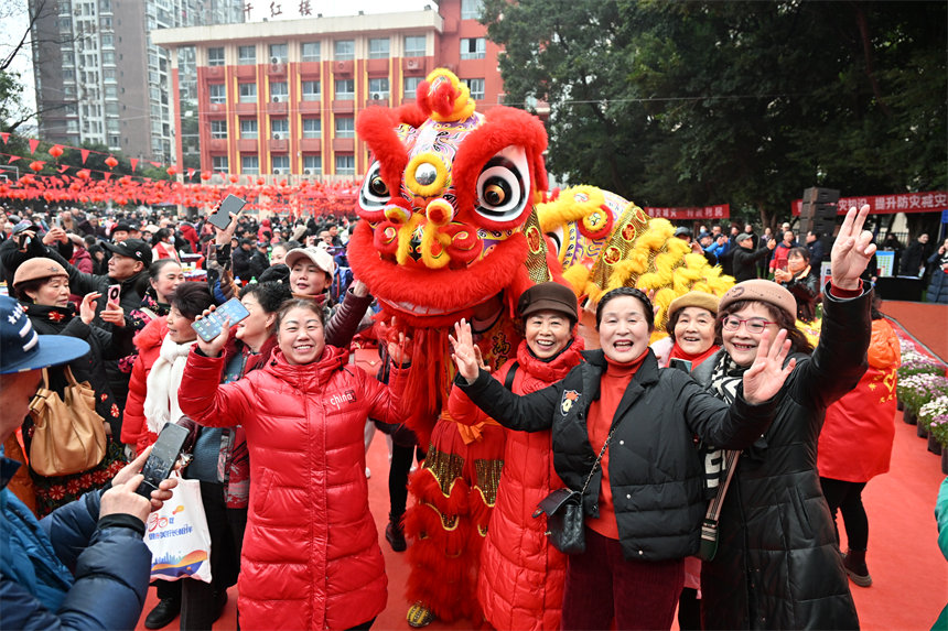 現(xiàn)場處處洋溢著濃濃的社區(qū)鄰里情。郭旭攝